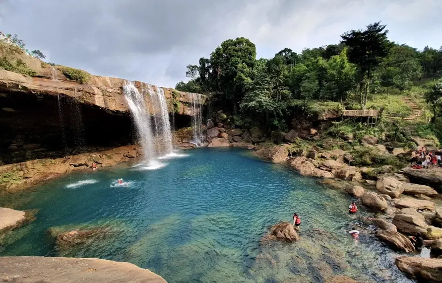 meghalaya-waterfalls-living-root-bridges-tour